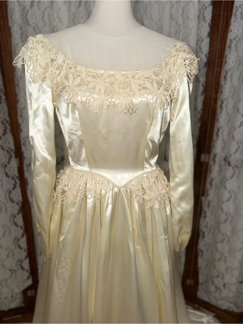 Stunning Vintage 1940s Mauer Original Liquid Satin Wedding Gown - Picture 3 of 8